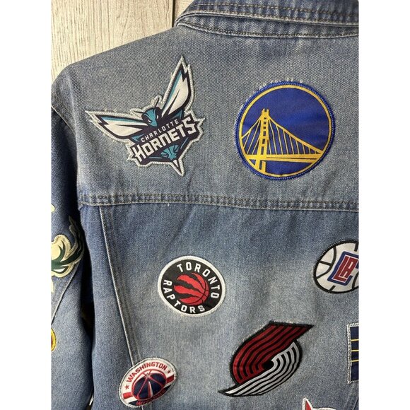 NBA Global Stores Mens Blue Denim Jacket Size Medium Team Stitched Logo Patches - Picture 4 of 14